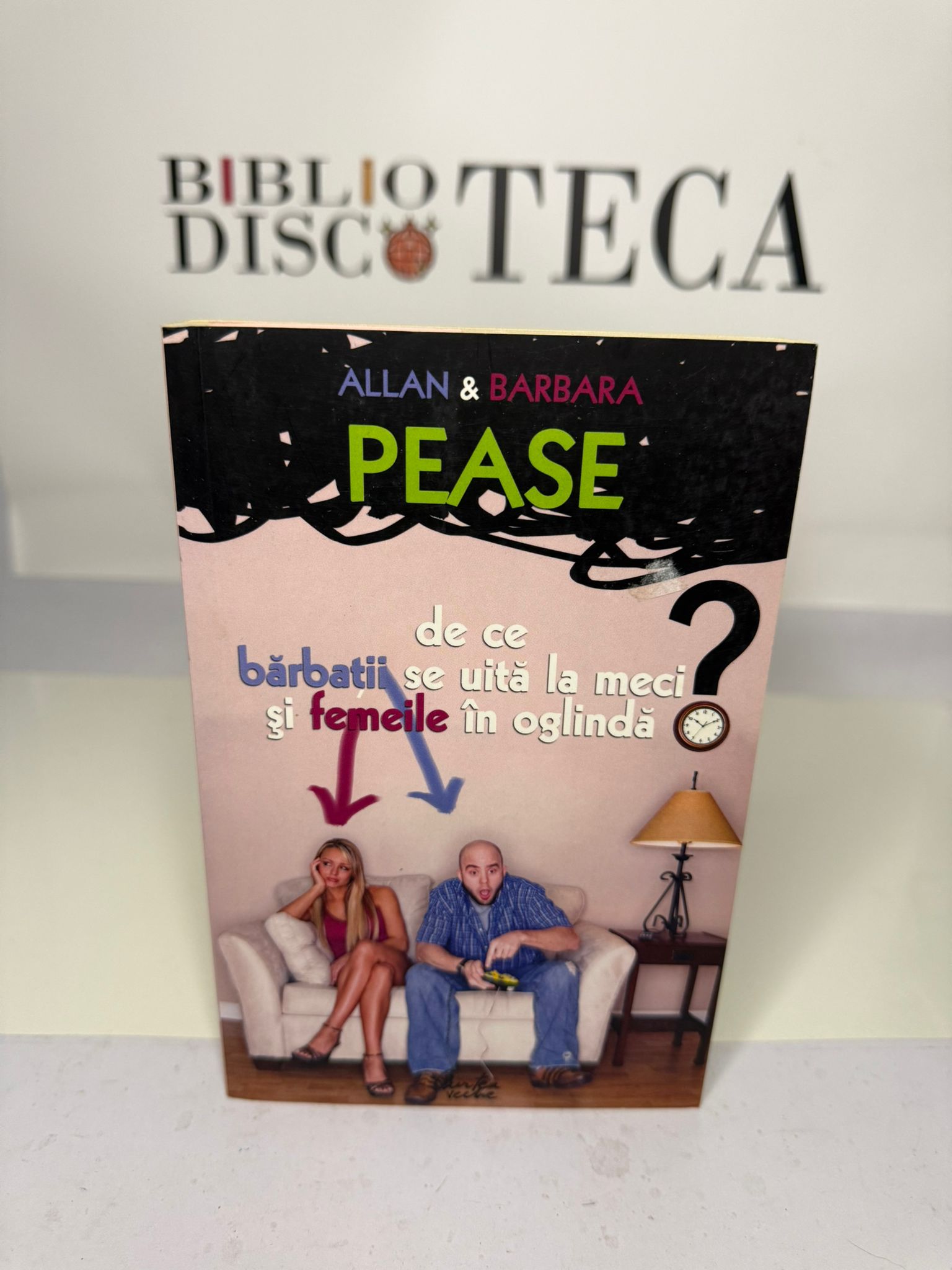 De ce bărbații se uită la meci și femeile se uită în oglindă